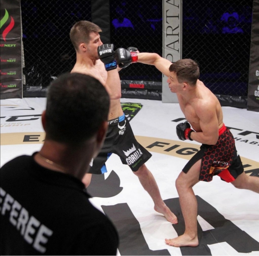 Александр Яковенко, победа в профессиональном турнире EFC
